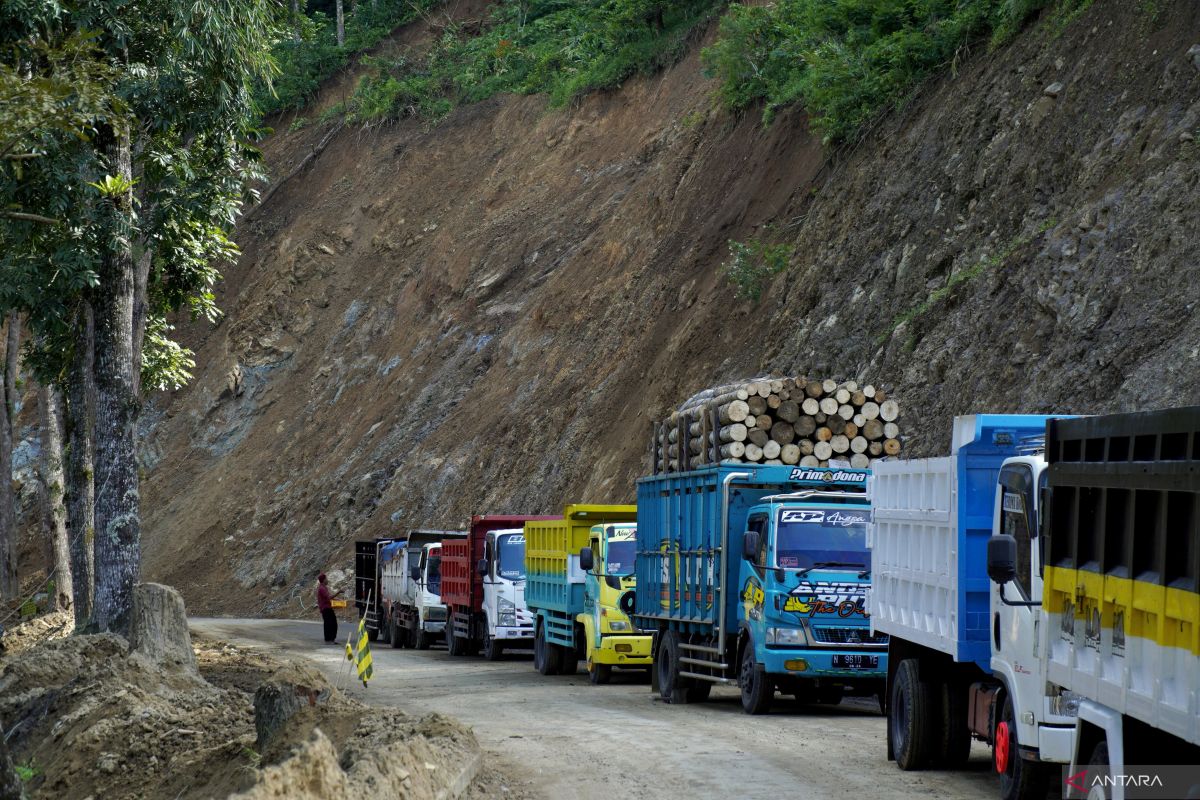 Jalan nasional terdampak longsor di Lumajang
