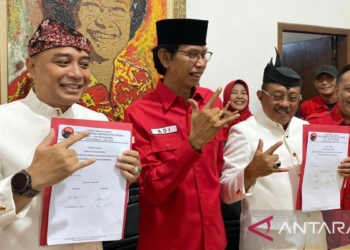Eri Cahyadi-Armuji serahkan berkas pendaftaran ke PDIP untuk Pilkada Surabaya