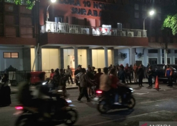 Usai Nobar, suporter tertib tinggalkan Gelora 10 Nopember Surabaya