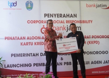 Bank Jatim serahkan bantuan penataan alun-alun ke Pemkab Ponorogo