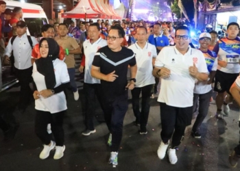 Pj Gubernur Jatim gaungkan gaya hidup sehat lewat lari malam