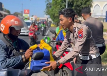 Polresta Sidoarjo bagi 78 paket bahan pokok bagi pengendara