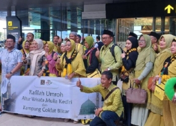 Puluhan jamaah umrah berangkat perdana dari Bandara Dhoho