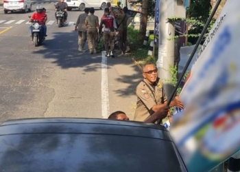 Satpol Trenggalek tertibkan ratusan “reklame bermasalah”