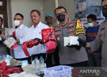 Polda Jatim bongkar pabrik pil koplo dan ekstasi di Kertajaya