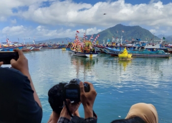 Ribuan masyarakat saksikan ritual Labuh Laut Sembonyo di Pelabuhan Prigi