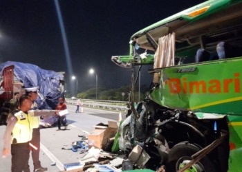 Bus pariwisata tabrak truk di Tol Jombang, dua meninggal