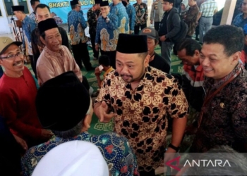 Cuaca buruk, Pemkab Gresik bagikan seribu paket sembako untuk nelayan