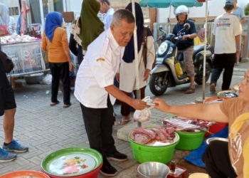 Pemkab kerahkan ASN belanja di area relokasi Pasar Banyuwangi
