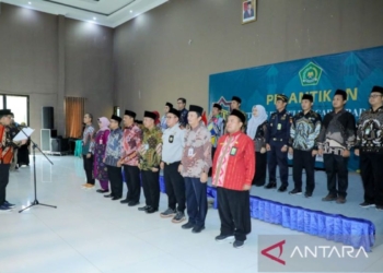 Pj Gubernur Jatim kukuhkan PPIH Embarkasi Surabaya