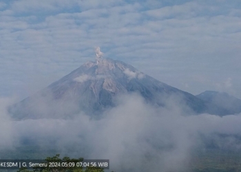 Semeru alami tiga kali erupsi pada Kamis