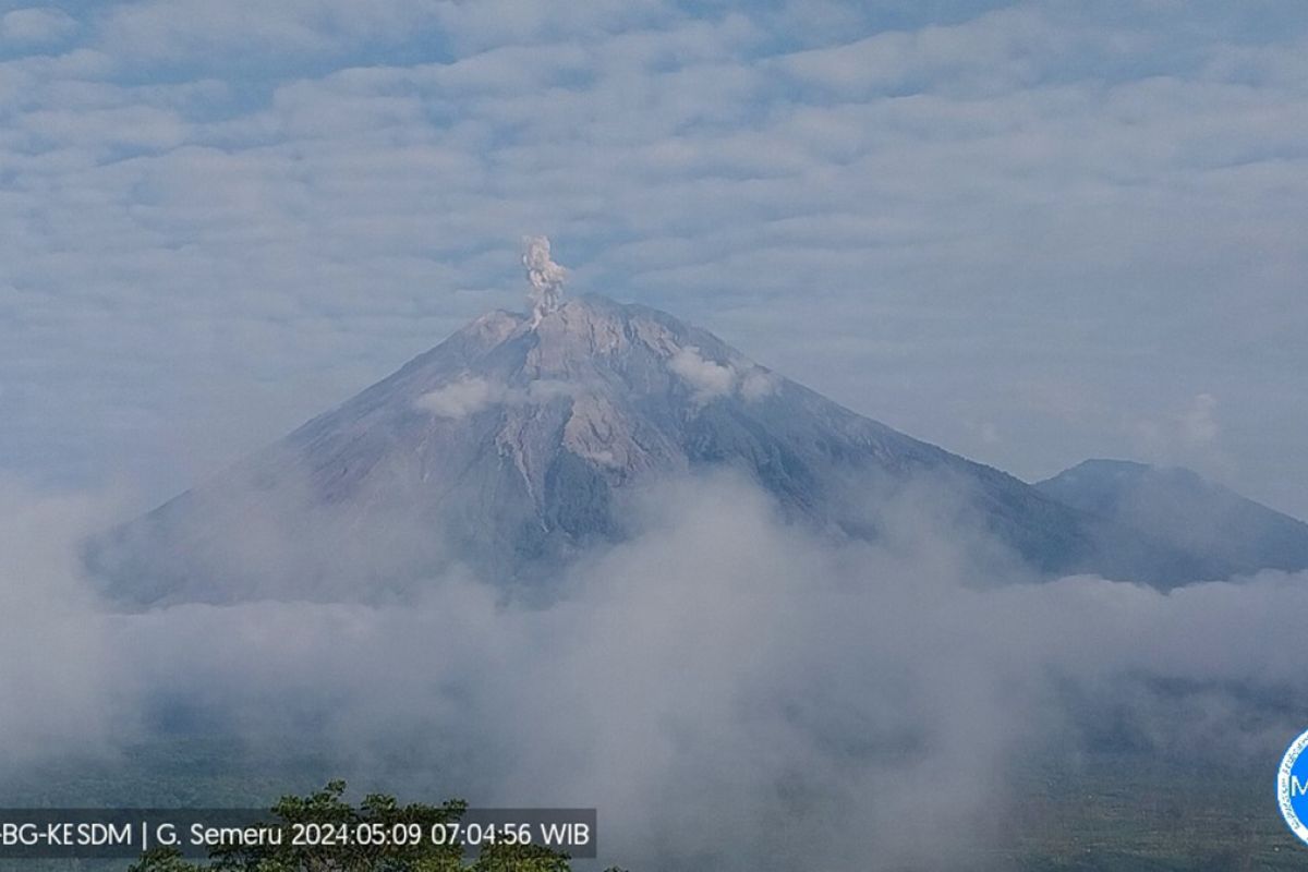 Semeru alami tiga kali erupsi pada Kamis