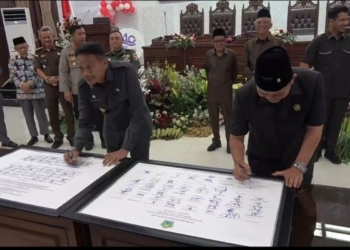Tandatangani pakta integritas, Ketua DPRD ; Awali cegah korupsi dari kita