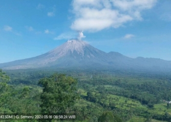 Semeru dua kali erupsi pada Kamis pagi