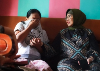 Pj Bupati Lumajang kunjungi penderita kista dengan anak celebral palsy