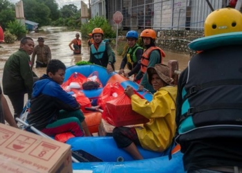 Tim SAR Evakuasi 208 Warga Desa Terisolir Akibat Banjir di Luwu