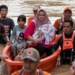 Ratusan Korban Banjir Luwu Mengungsi di Masjid
