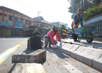 Dinas PUPR Kota Madiun kerjakan perbaikan delapan titik jalur trotoar