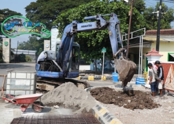 Pemkot Madiun percantik trotoar kawasan Taman Wisata Ngrowo Bening