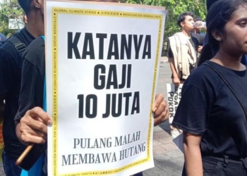 Ratusan Buruh Aksi di Kantor Gubernur Bali, Tolak Sistem Kontrak
