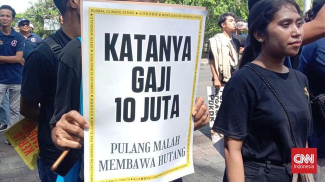 Ratusan Buruh Aksi di Kantor Gubernur Bali, Tolak Sistem Kontrak