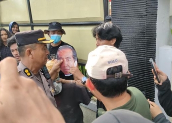Polisi Mau Rebut Topeng Jokowi dalam Aksi May Day di Makassar
