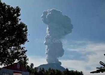 Gunung Ibu di Halmahera Meletus, Kolom Abu Membumbung 5 Km