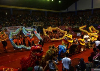 Kejuaraan barongsai dan tarian naga di Madiun