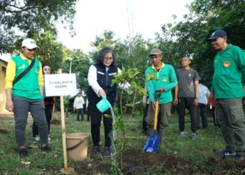 Pemkot Kediri lestarikan lingkungan dengan tanam pohon