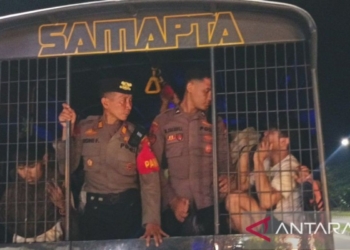 Polisi Surabaya pulangkan “Bobotoh” dengan pengawalan