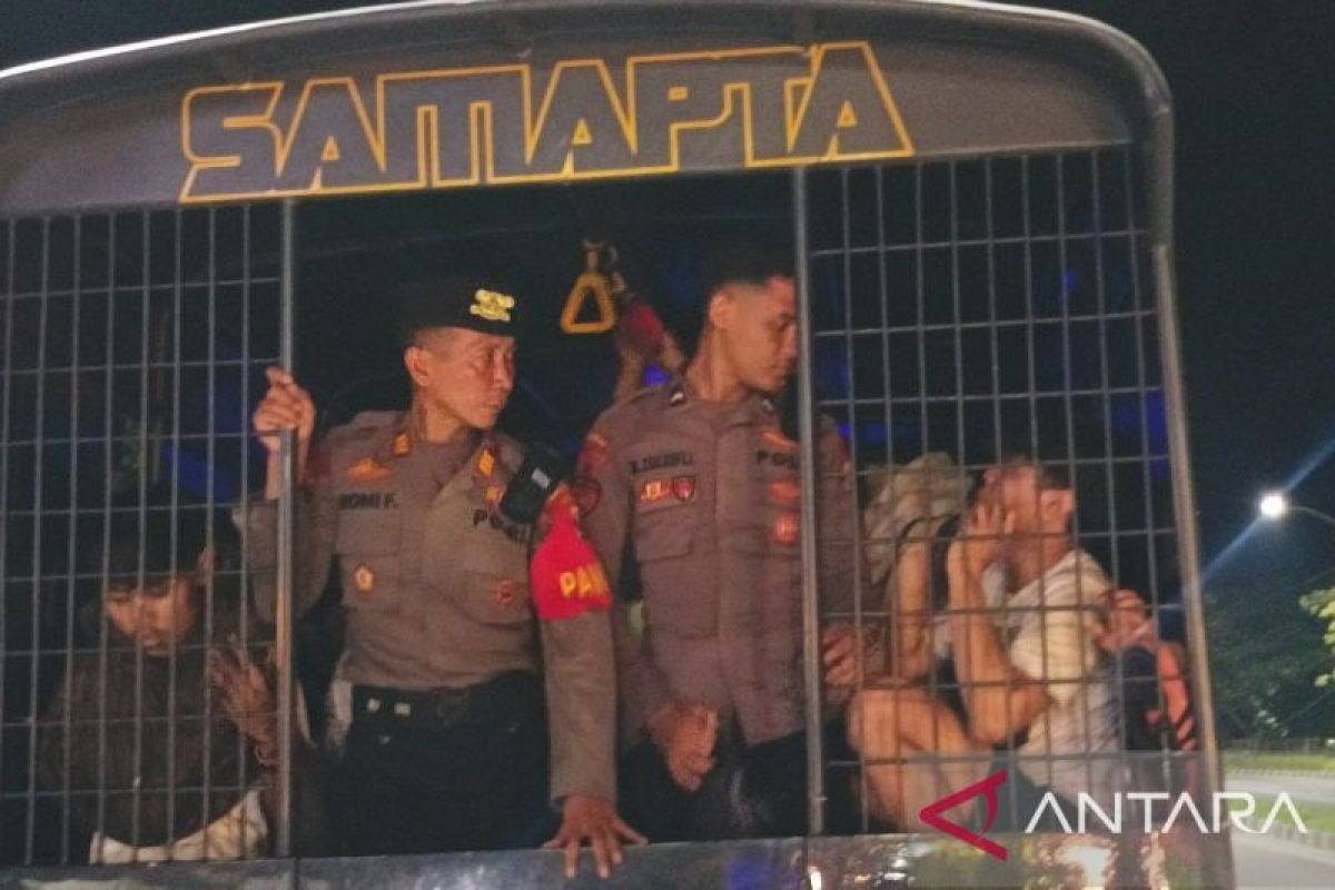 Polisi Surabaya pulangkan “Bobotoh” dengan pengawalan