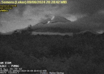 Semeru erupsi disertai guguran lava pijar