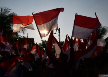 Parade senja dan pembagian bendera di Madiun