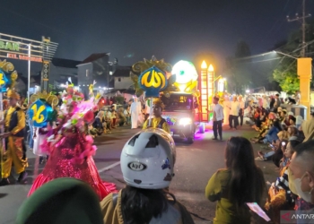 Ribuan pelajar Situbondo ikuti pawai lampion peringati 1 Muharram