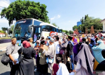 Bupati Situbondo sambut kedatangan jamaah haji di perbatasan