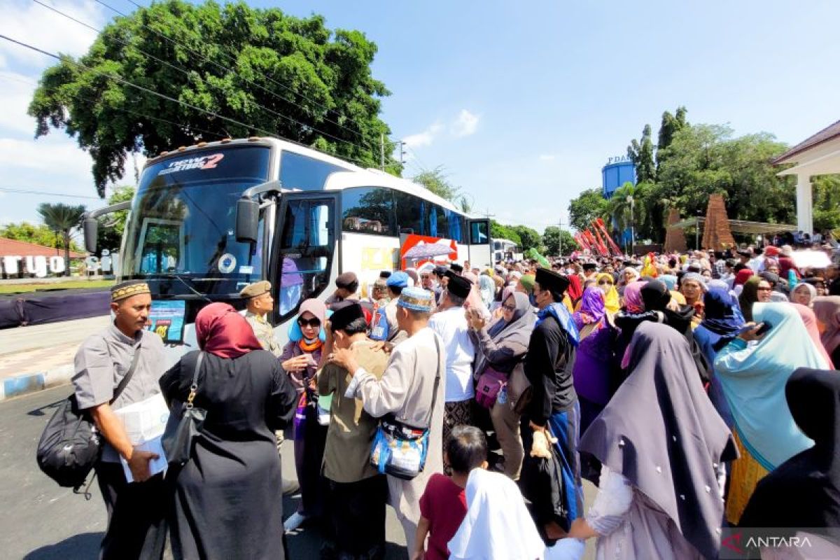 Bupati Situbondo sambut kedatangan jamaah haji di perbatasan