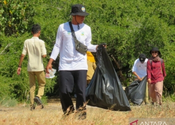 Warga kumpulkan 4,8 kuintal sampah pascalomba mancing di Pantai Sijile