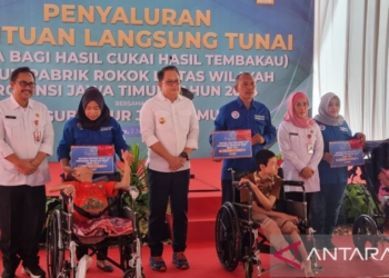 Pemprov Jatim serahkan BLT DBHCHT ke ribuan buruh rokok
