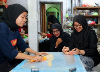 Bupati Ipuk apresiasi rumah produksi kue berdayakan pasien ODGJ