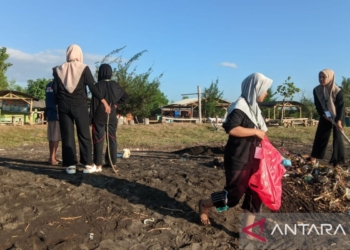 Tingkatkan edukasi untuk masyarakat Banyuwangi, mahasiswa UINSA gelar aksi pungut sampah