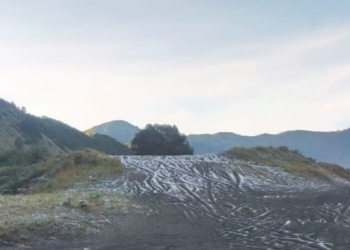 Penurunan suhu ekstrem di kawasan Bromo picu munculnya embun es