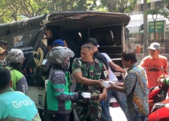 PT Kairos Sukses Indonesia-Denpom V/4 Surabaya kolaborasi bagikan makan siang gratis