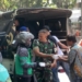 PT Kairos Sukses Indonesia-Denpom V/4 Surabaya kolaborasi bagikan makan siang gratis