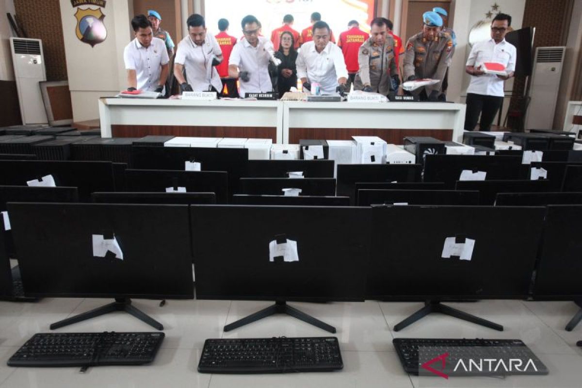 Polrestabes Surabaya ringkus bandar judi slot beromzet Rp1 miliar per bulan