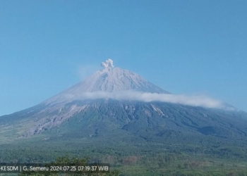 Semeru kembali erupsi keluarkan abu vulkanik setinggi 900 meter