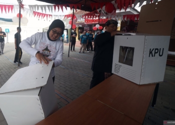 Lomba merakit kotak suara pemilu