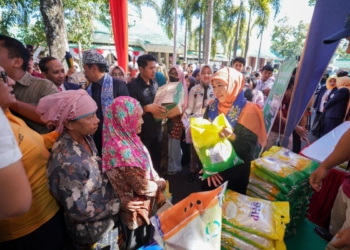 Khofifah bagikan beras serta telur untuk lansia dan anak di Bondowoso