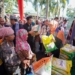 Khofifah bagikan beras serta telur untuk lansia dan anak di Bondowoso
