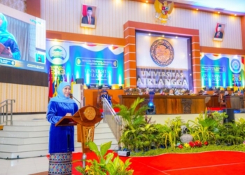 Khofifah ingatkan wisudawan Unair soal percepatan Indonesia Emas 2045