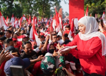 Khofifah bagikan bendera ke 30 ribu peserta jalan sehat Kota Mojokerto